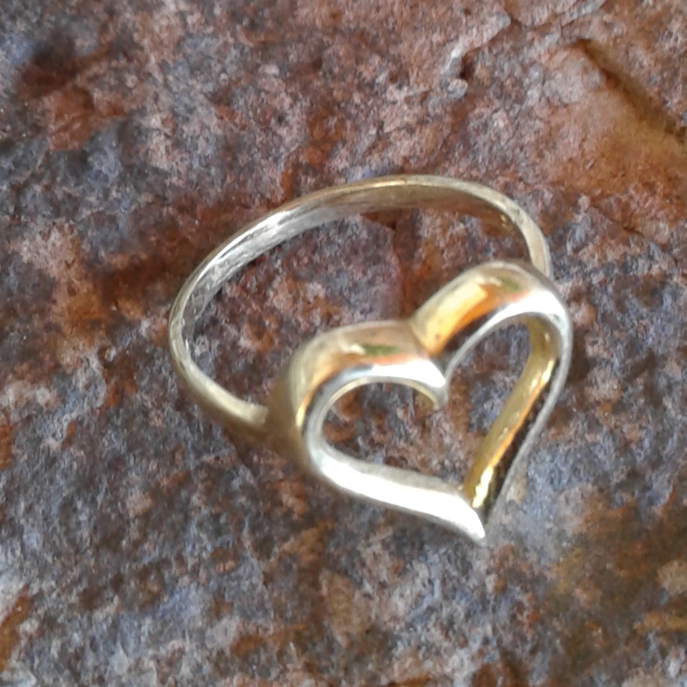 14k Solid Yellow Gold Heart Ring - image 7